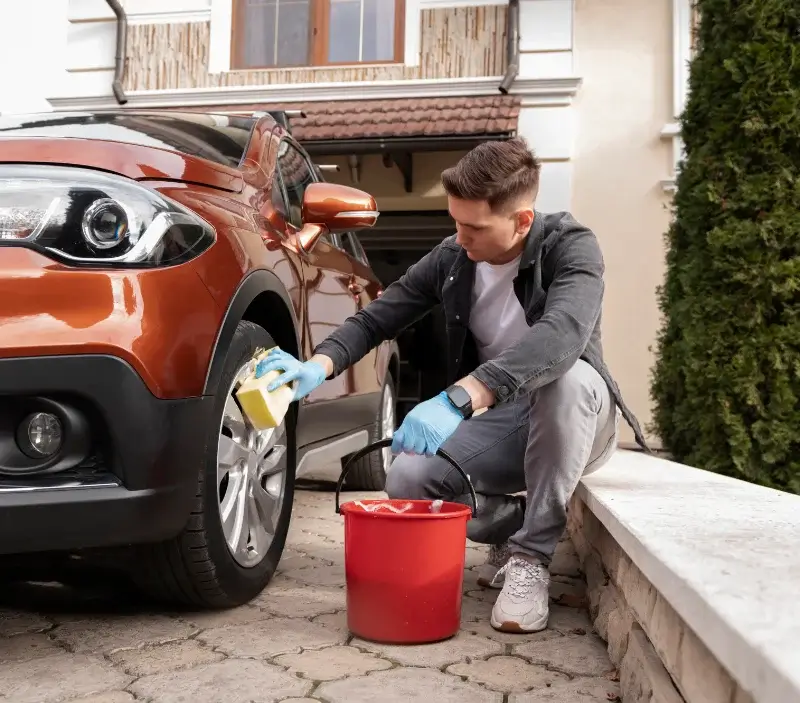 Lavage auto à domicile Lesparre-Médoc : professionnel intervenant sur un véhicule